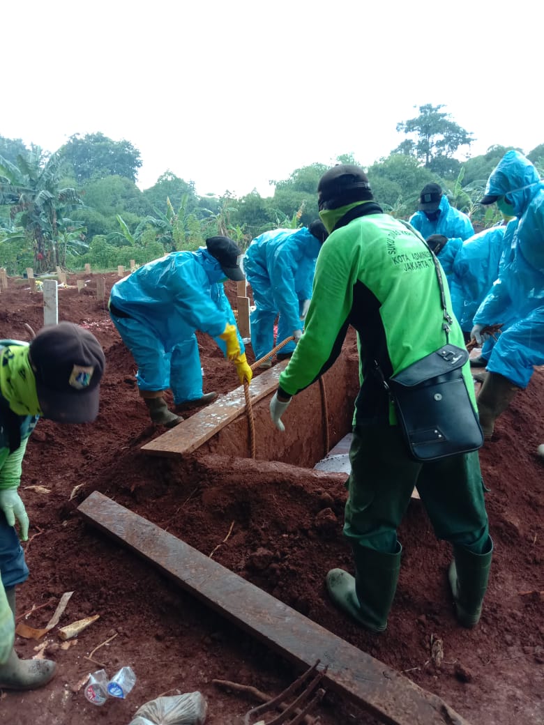 Pemakaman jenazah korban covid-19 di TPU Pondok Ranggon