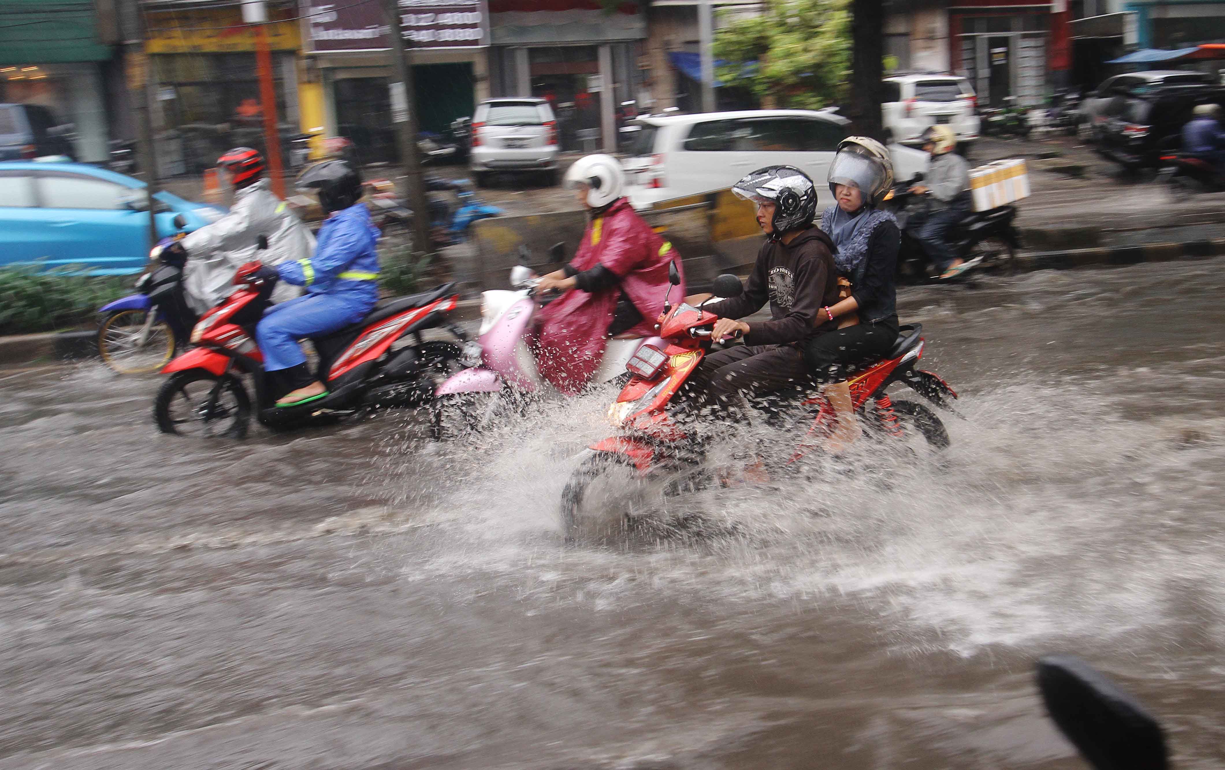 Genangan 30 cm di arteri Pondok Indah
