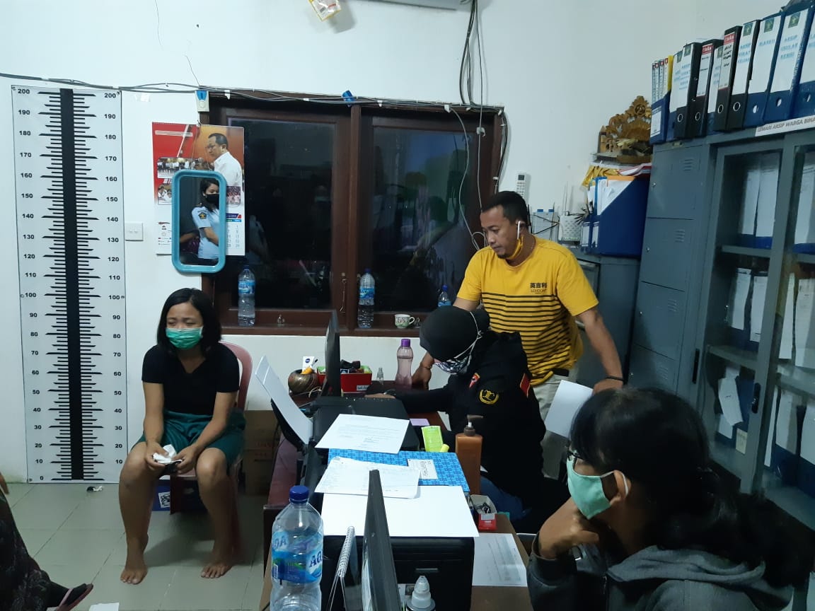 ER (berkaos hitam) pegawai Lapas Kerobokan ditangkap petugas saat menyelundupkan narkoba ke penjara, Selasa (28/4/2020).
