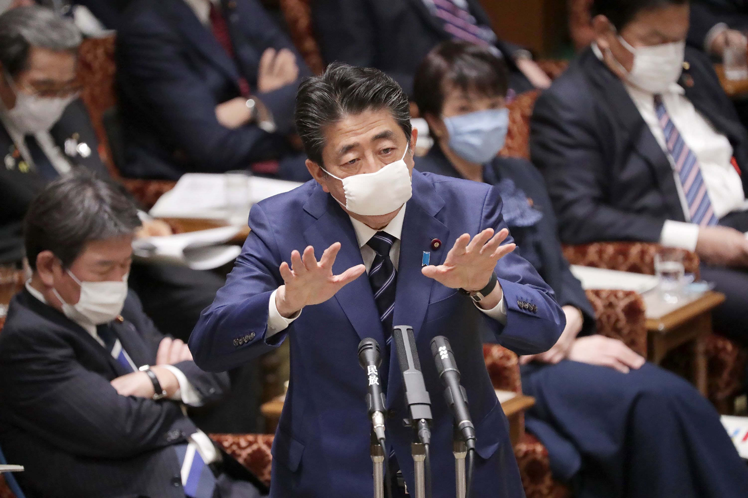 Perdana Menteri Jepang Shinzo Abe mengenakan masker kain saat berbicara di parlemen Jepang.