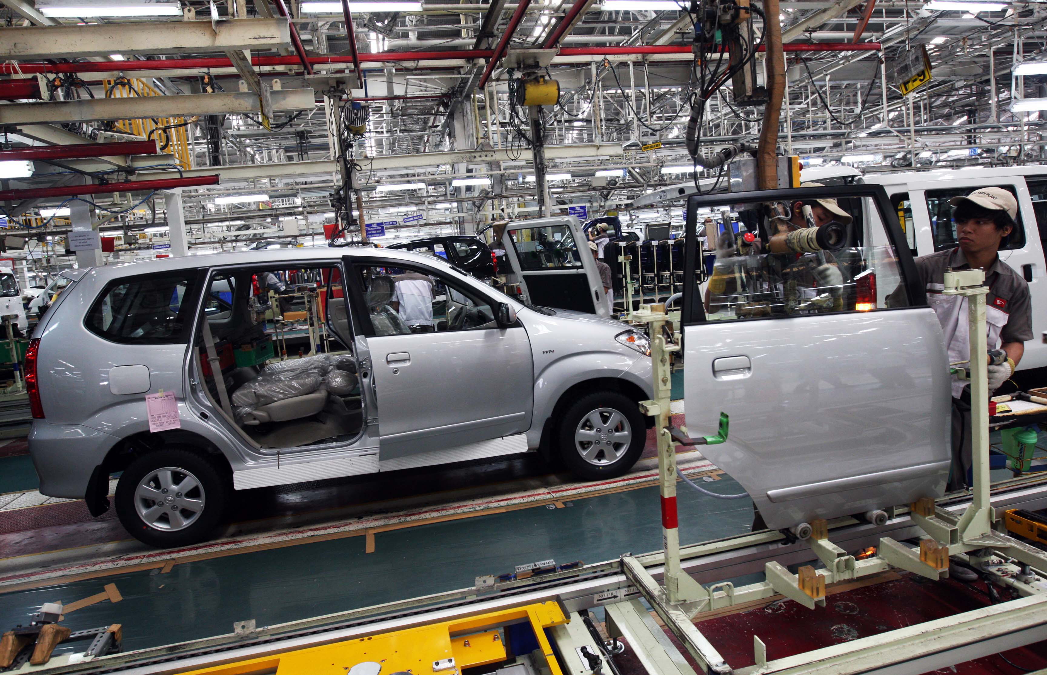 Pekerja menyelesaikan perakitan mobil Daihatsu di pabrik mobil Astra Daihatsu Motor, Sunter, Jakarta Utara, Rabu (24/11)