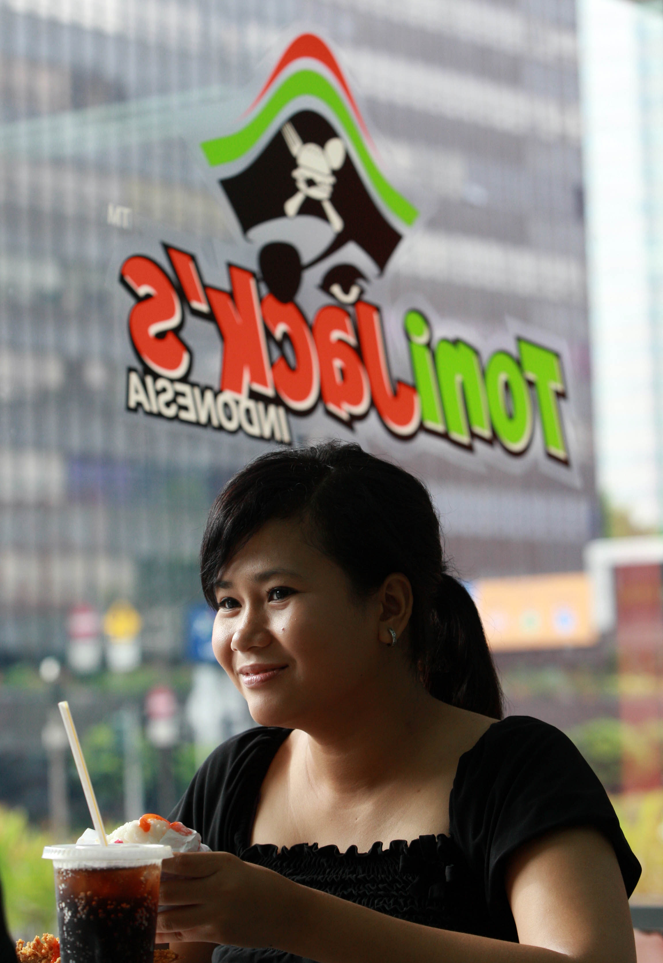 Suasana ramai pengunjung di gerai baru Tonijack's, Sarinah, Jakarta, beberapa waktu lalu.