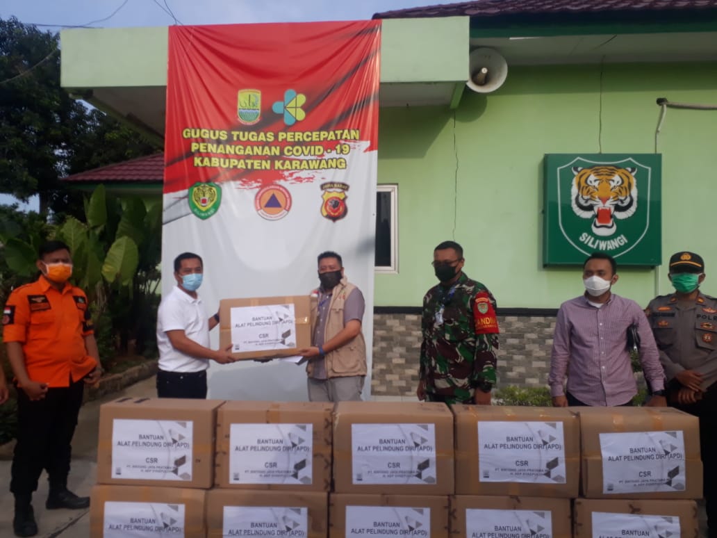 Pengusaha Karawang Aep Syaepuloh menyerahkan bantuan 2000 Baju Hazmat untuk penanganan Covid-10 Karawang.