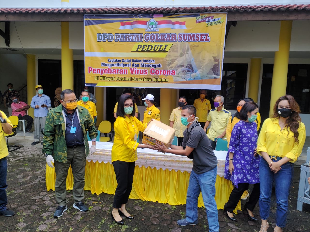 Partai Goklar Sumatra Selatan membagikan alat-alat kesehatan kepada fasilitas kesehatan dan petugas medis yang menangani covid-19.