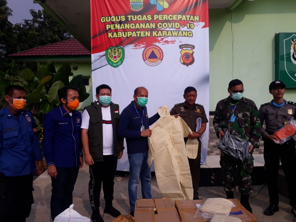 Ketua DPW Jabar Saan Mustofa memberikan bantuan APD dan sembako untuk penanggulangan Covid-19.