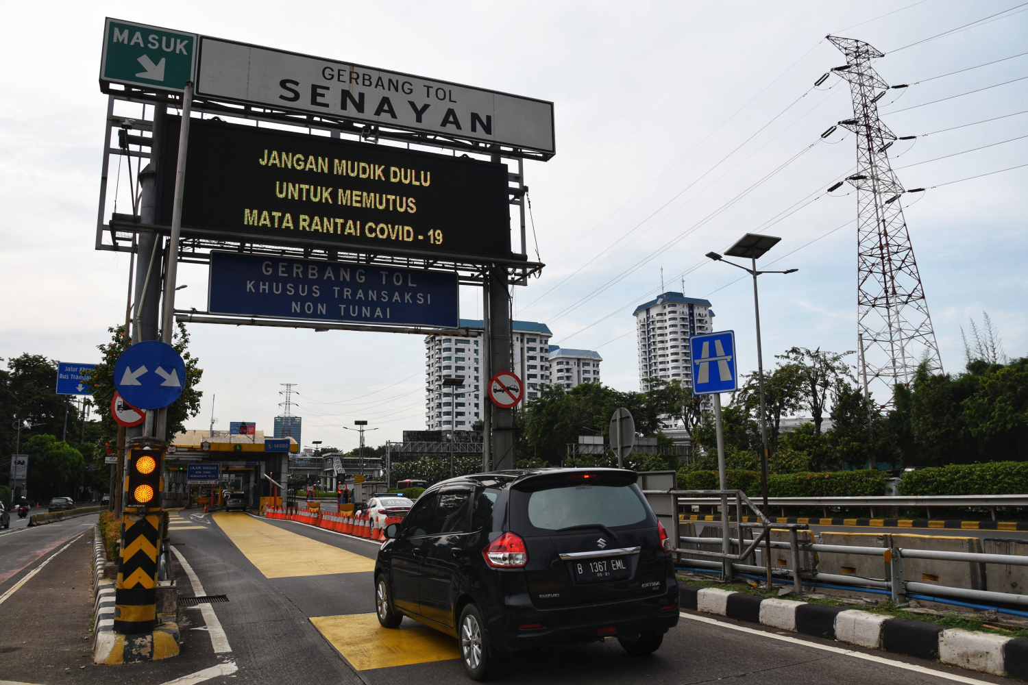 Imbauan larangan mudik, jaga kesehatan, dan tetap di rumah demi memutus penyebaran covid-19 terpampang di papan informasi jalan tol.