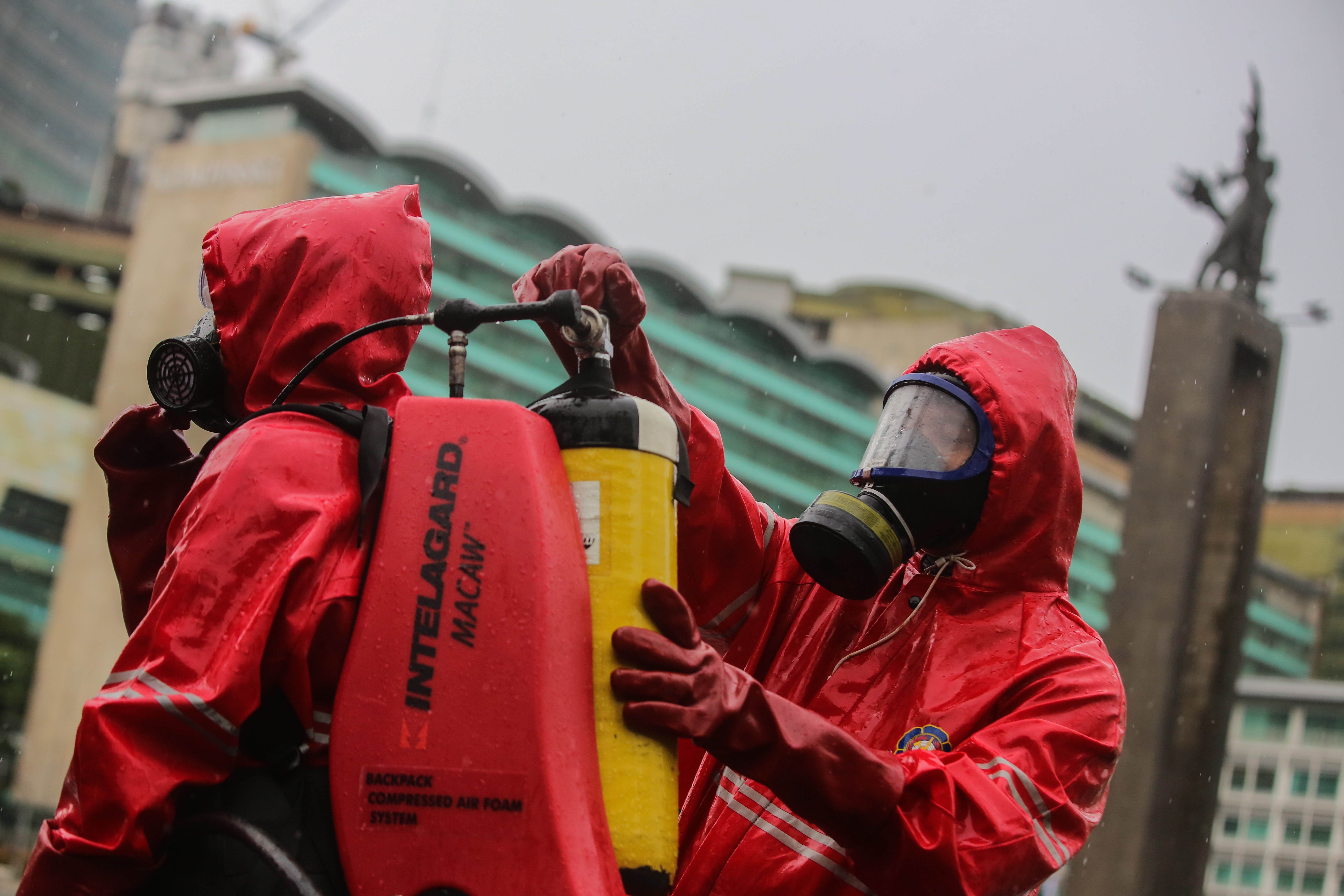 Petugas Damkar menyemprotkan cairan disinfektan di kawasan Bundaran HI, Jakarta