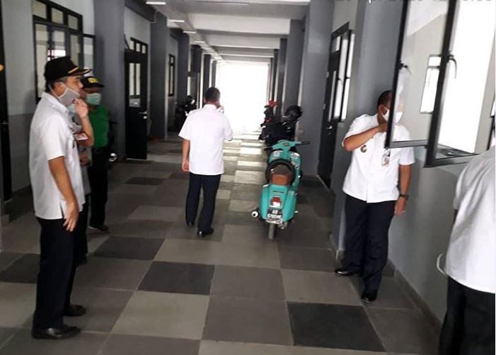 Wakil Wali Kota Jakarta Timur Uus Kuswanto meninjau SMK Negeri 66 Jakarta, Kecamatan Cipayung, Jakarta Timur, Rabu (29/4).