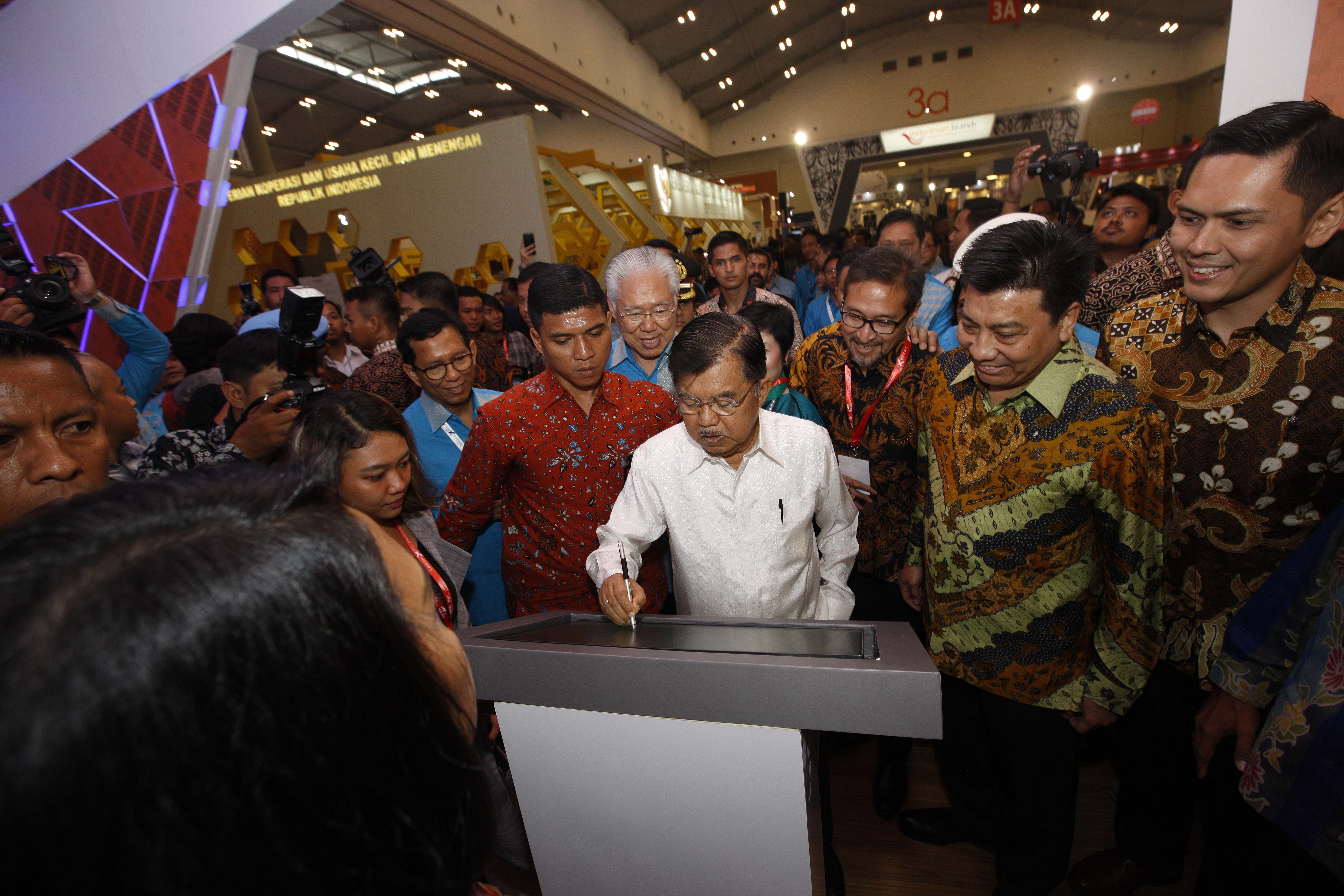 Wakil Presiden Jusuf Kalla (tengah) dalam pembukaan Trade Expo ke-34 di ICE BSD, Banten, Rabu (16/10/2019).