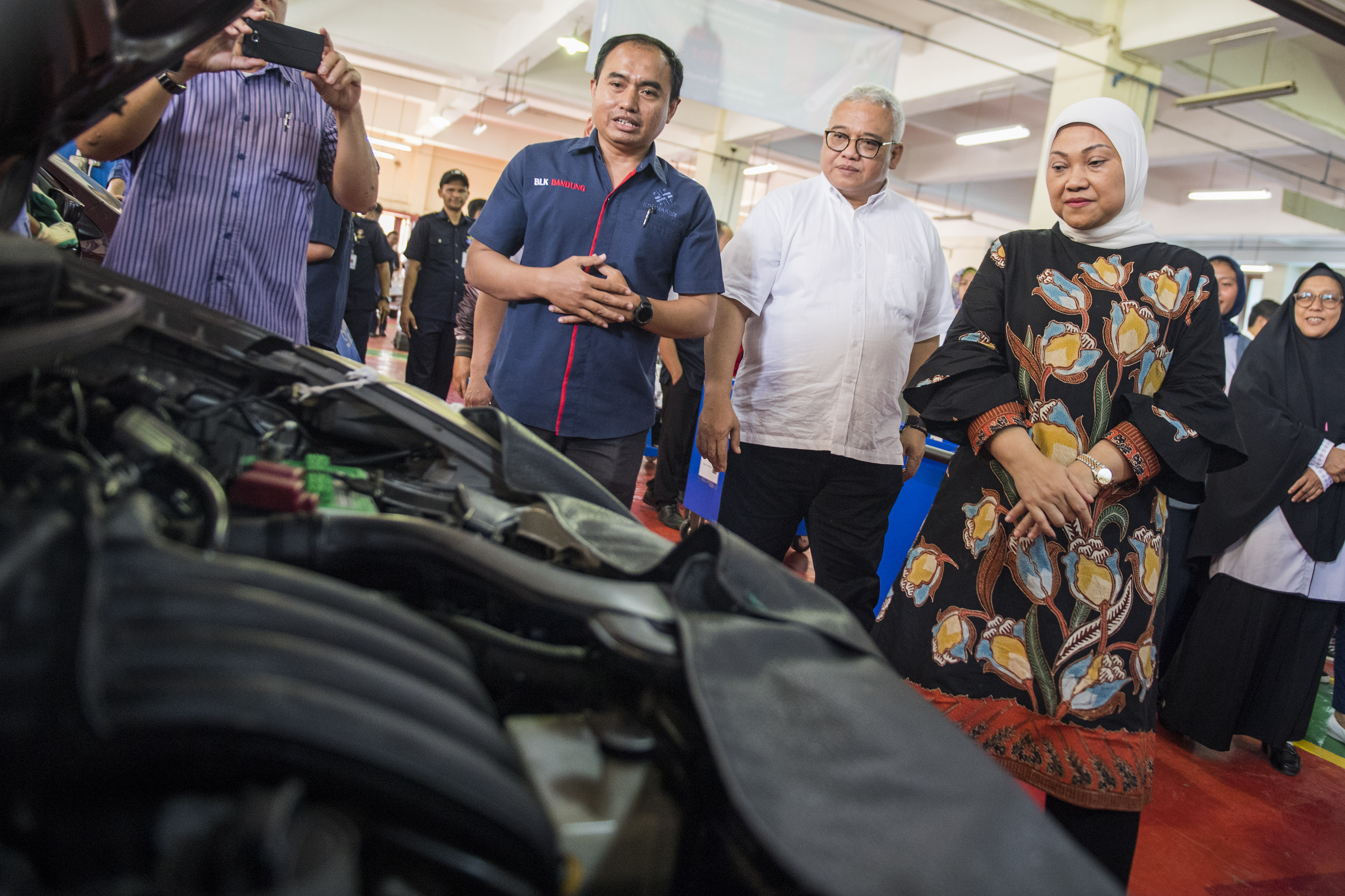 Menteri Ketenagakerjaan Ida Fauziyah (kanan) meninjau pelatihan berbasis otomotif di Balai Latihan Kerja (BLK) di Bandung, Jawa Barat.