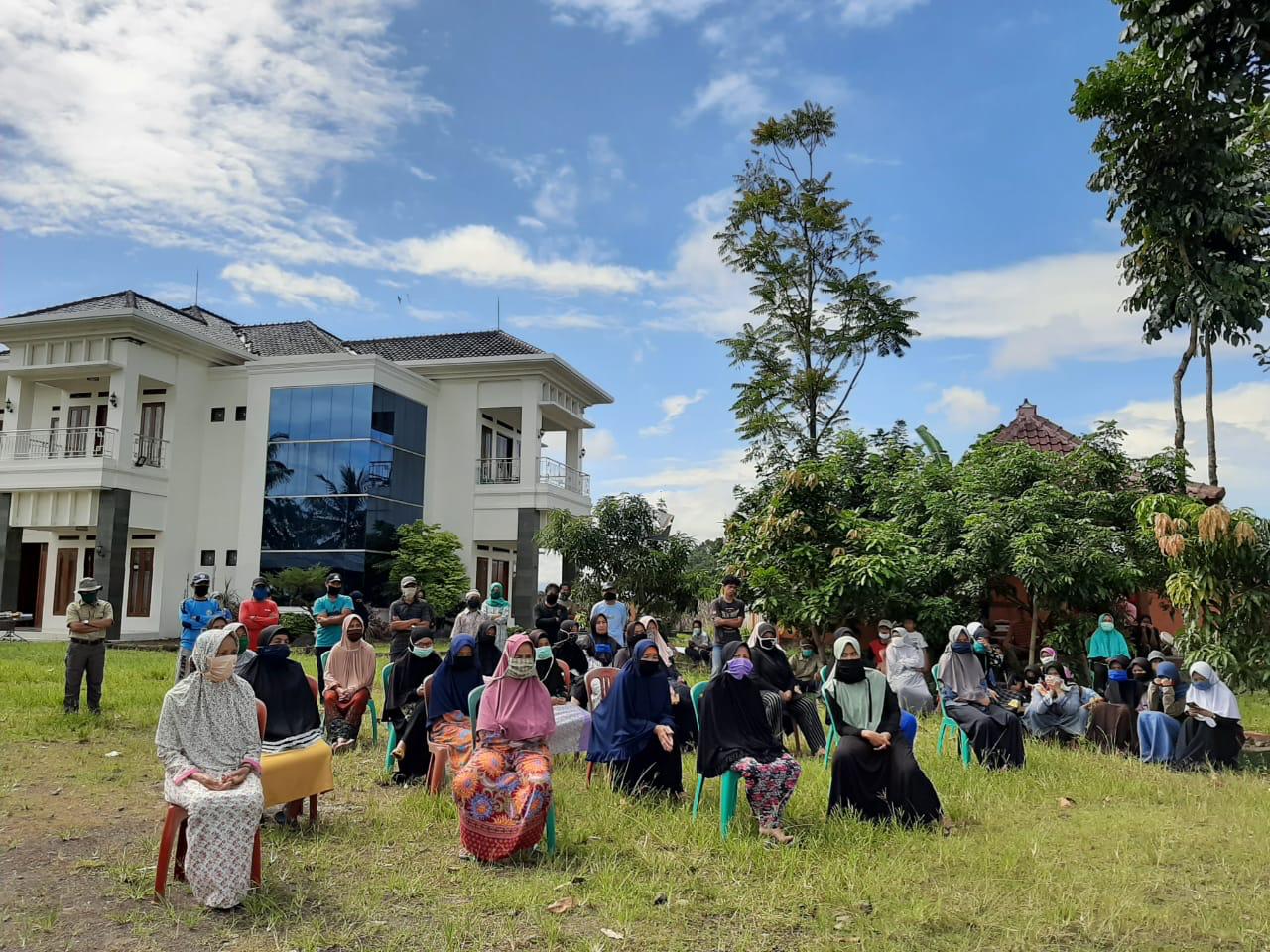 Warga Gunung Siman, Kelurahan Cigantang, Kecamatan Mangkubumi, Kota Tasikmalaya menyambut kedatangan AU tanpa diskriminasi