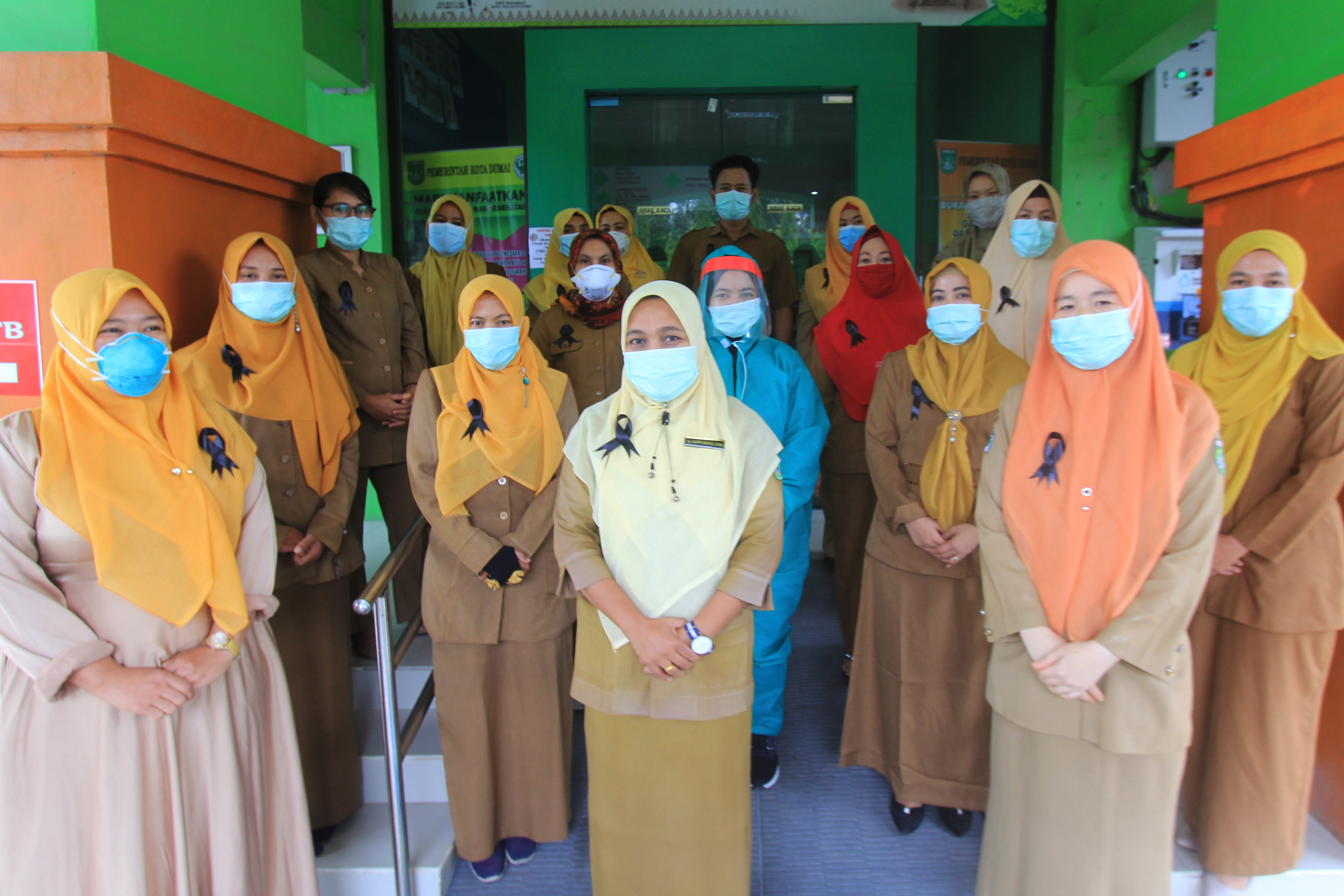 Sejumlah perawat yang bertugas di Puskesmas Dumai Kota memakai pita hitam tanda berkabung sejawat yang meninggal karena covid-19