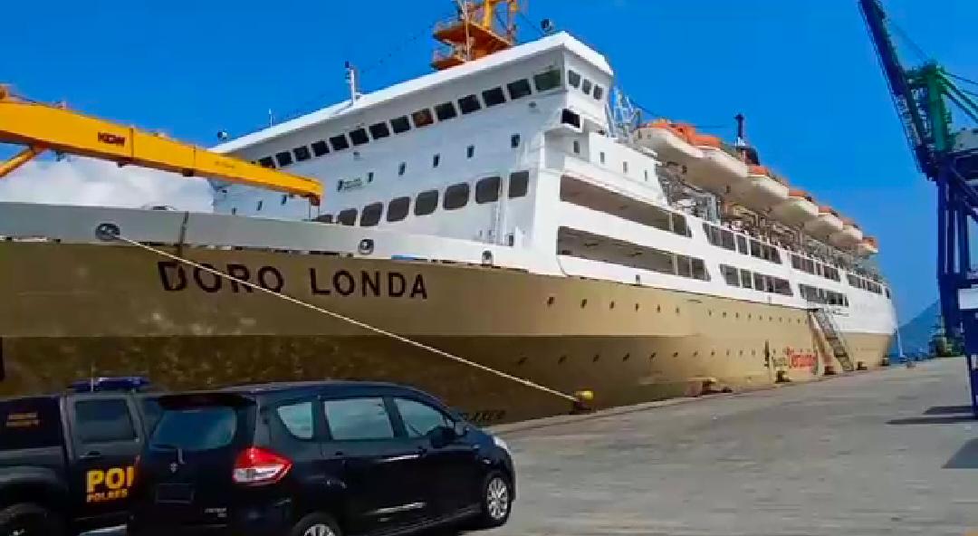 Ratusan penumpamg KM Dorolonda  tiba di Pelabuhan Ahmad Yani, Ternate, Maluku Utara, Kamis (16/4/2020).