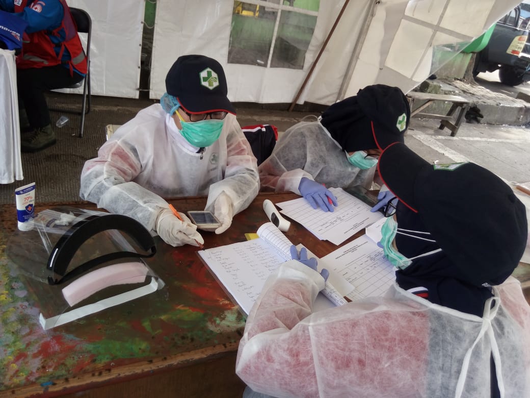 Petugas kesehatan siaga di Terminal Leuwipanjang Bandung, Sabtu (25/4/2020).