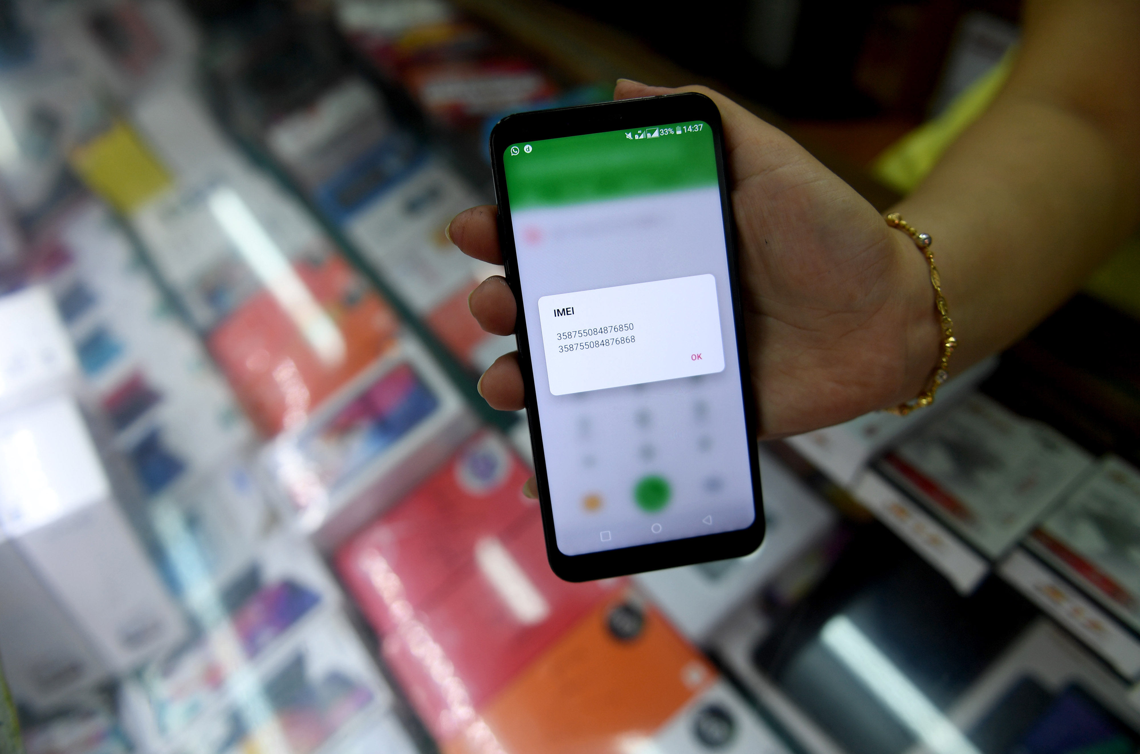 Pedagang memeriksa nomor identitas ponsel (IMEI) dagangannya di Jakarta.
