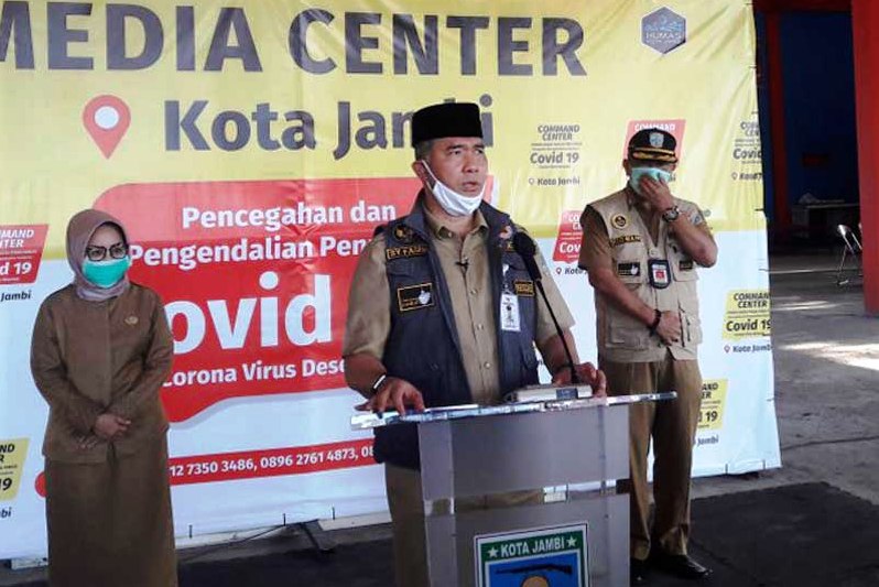 Wali Kota Jambi Syarif Fasha memberikan keterangan terkait penanganan Covid-19 di Kota Jambi.