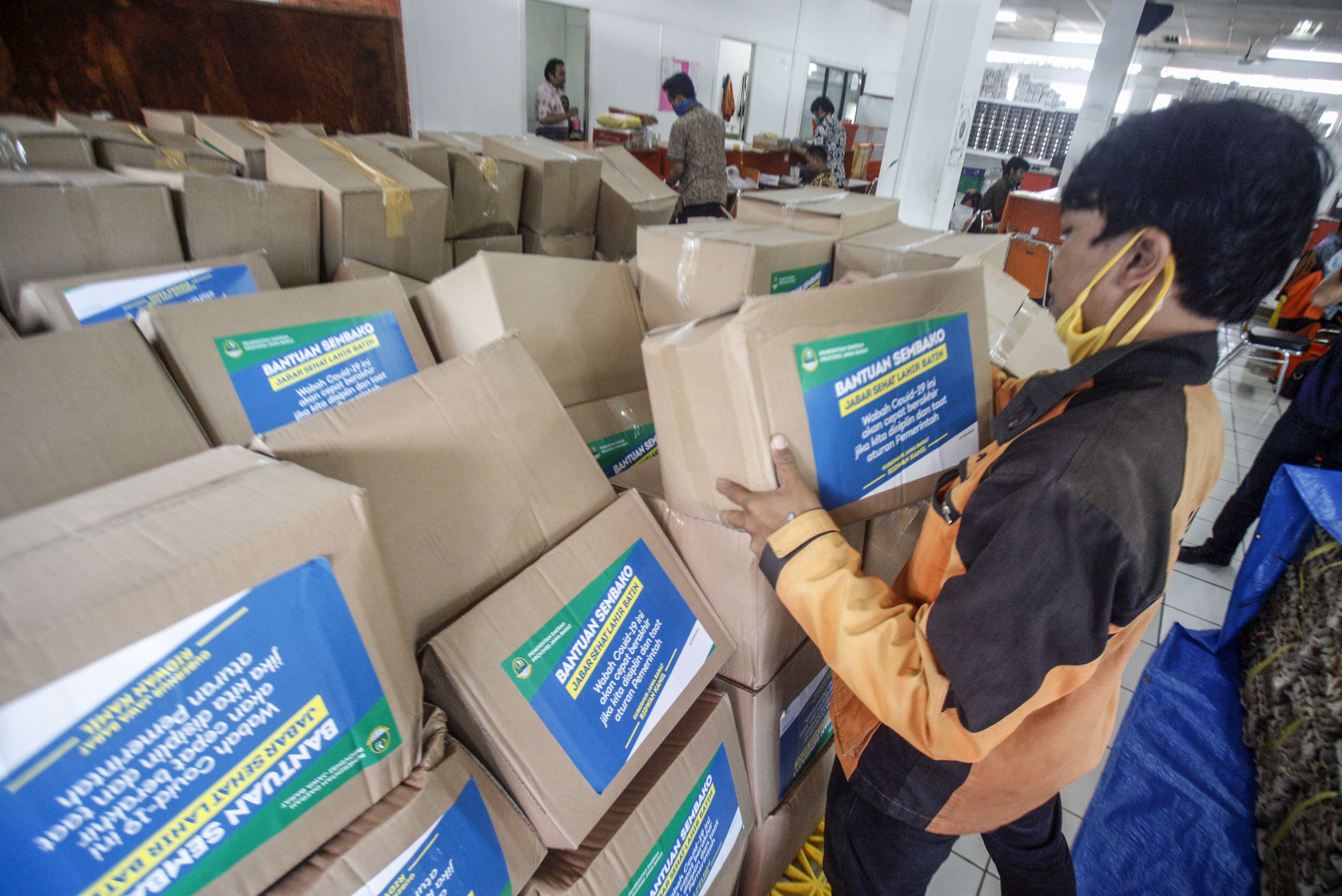 Petugas pos menata logistik bantuan sosial untuk warga yang terdampak perekonomiannya akibat COVID-19 di Kantor Pos, Cibinong, Bogor, Jabar.