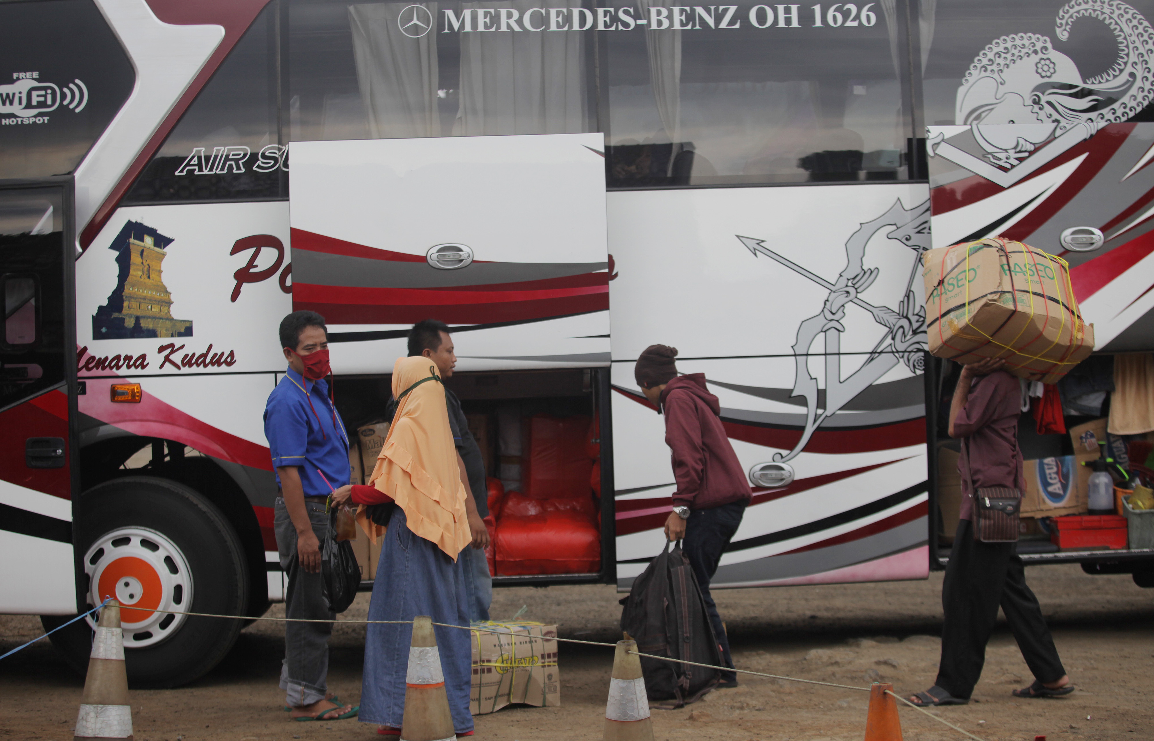 Calon penumpang bersiap menaiki bus AKAP di terminal bayangan Pondok Pinang, Jakarta, Jumat (3/4/2020). 