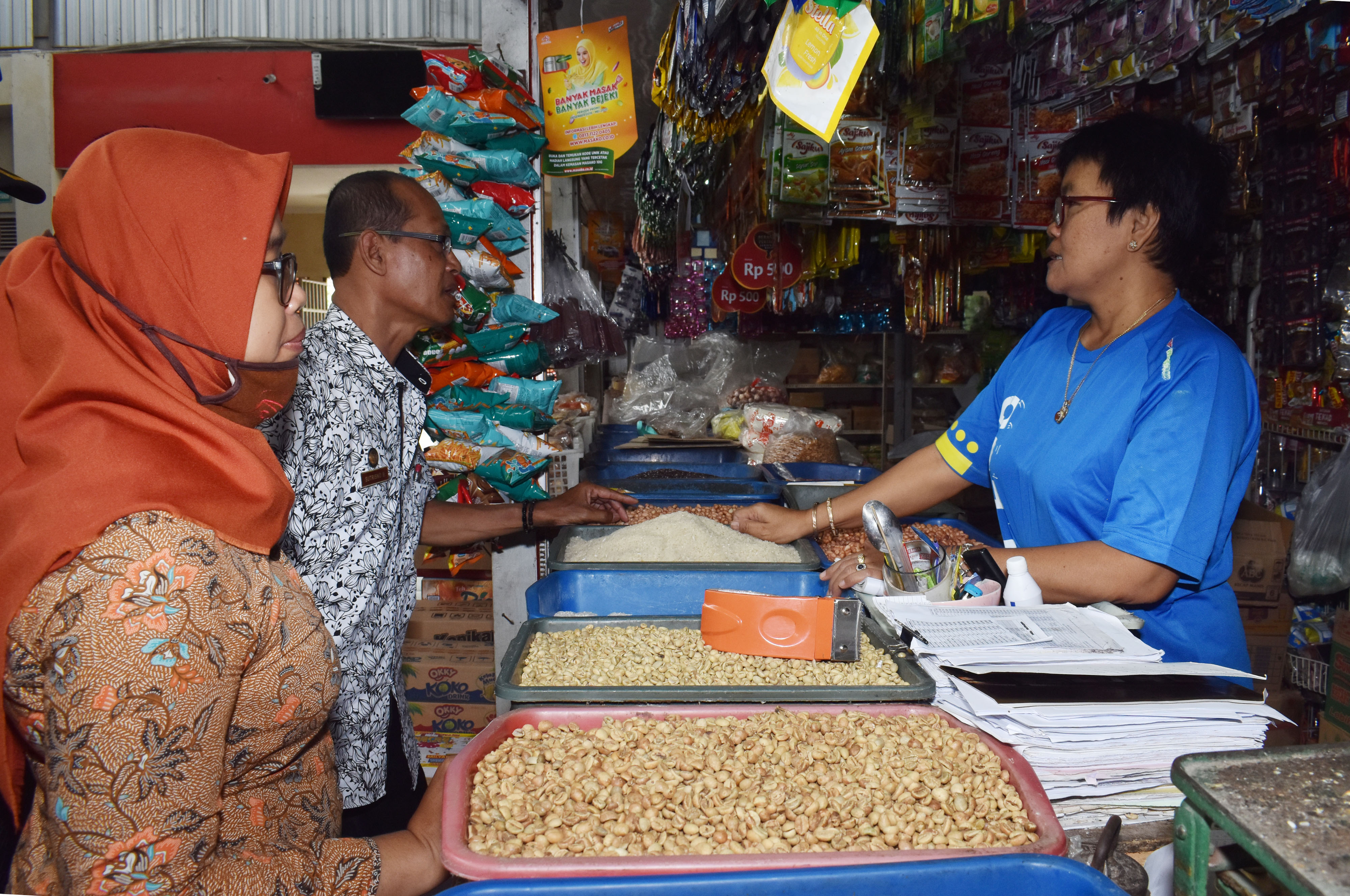 Petugas gabungan berbincang dengan pedagang saat sidak di Pasar Sambirejo, Kecamatan Jiwan, Kabupaten Madiun, Jatim