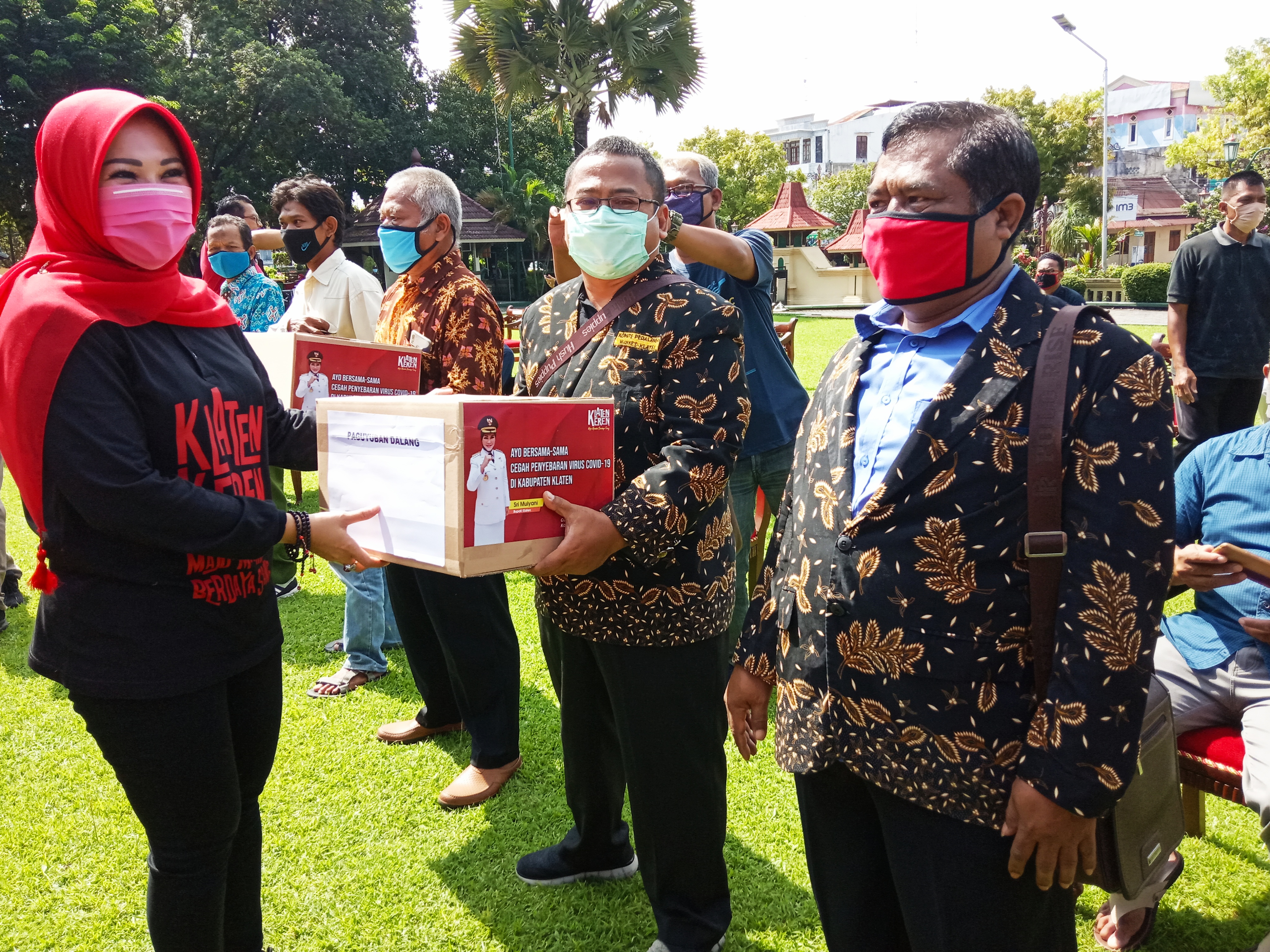 Bupati Klaten Sri Mulyani (kiri) secara simbolis menyerahkan bantuan sembako kepada perwakilan dalang di Klaten, Jawa Tengah, kemarin.