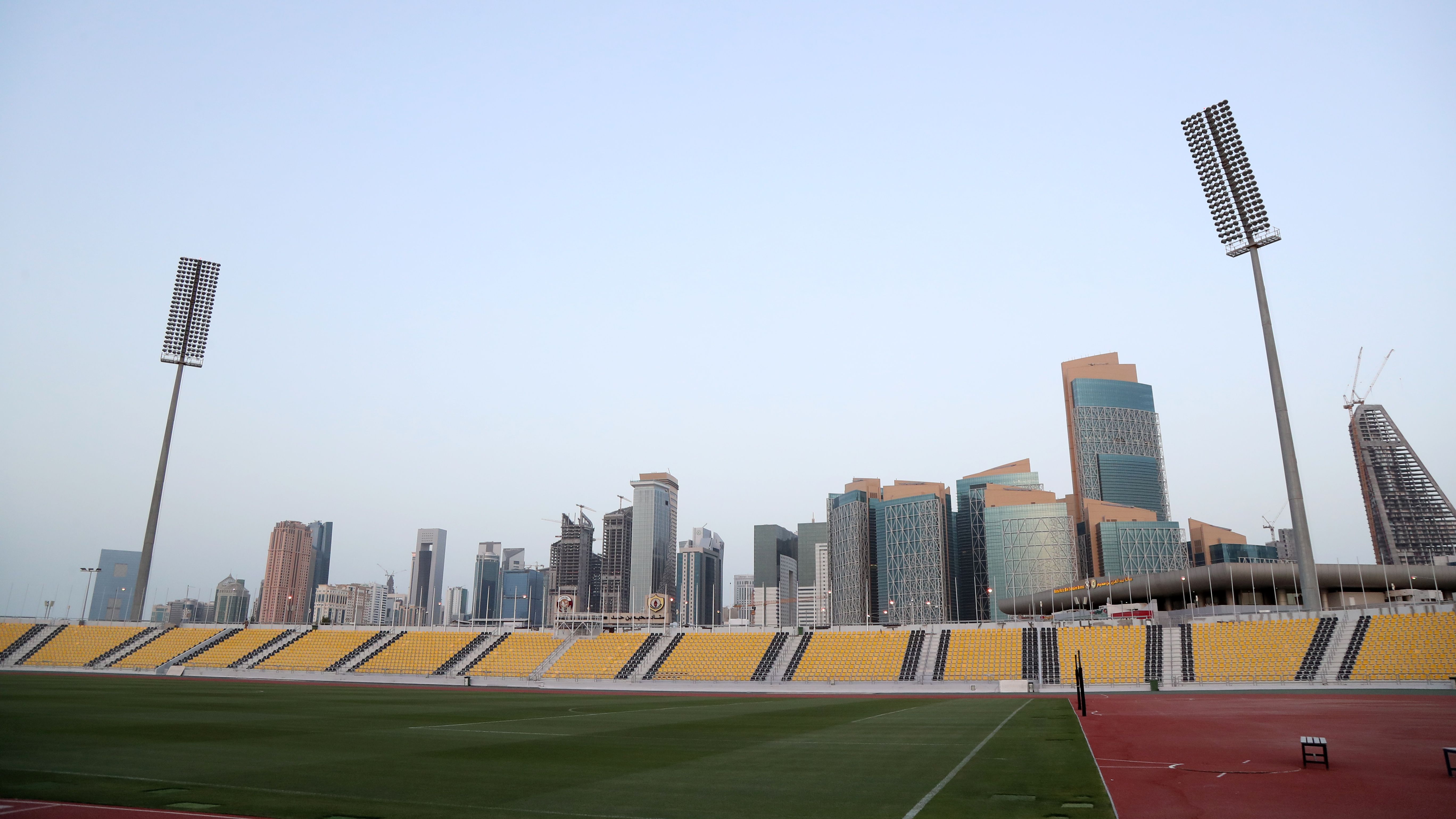Pemandangan lapangan sepakbola kosong di Qatar Sports Club akibat covid-19, di Ibu Kota Doha, Senin (16/3)