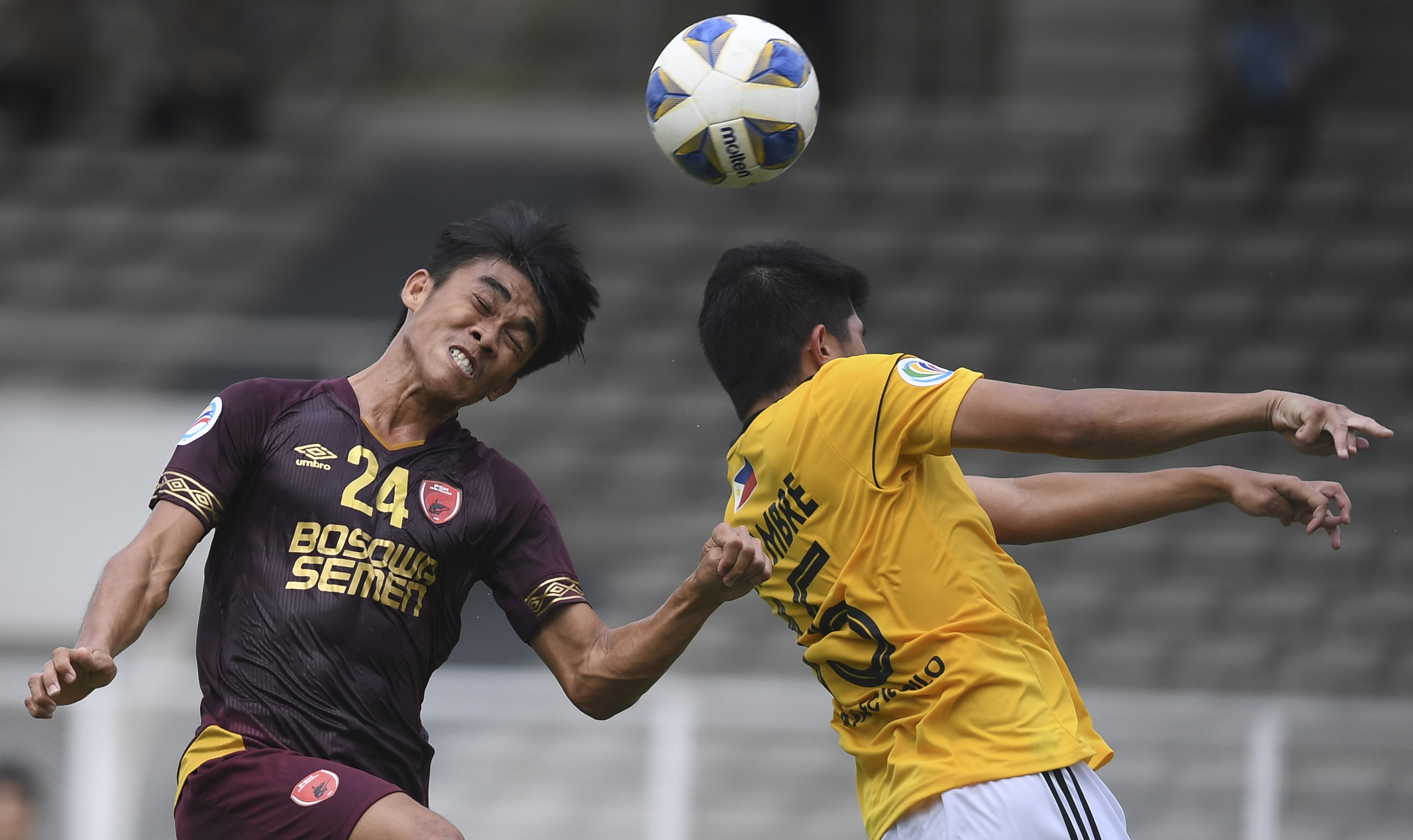 Pesepak bola PSM Makassar M Rizky (kiri) di Stadion Madya, Senayan, Jakarta, Selasa (10/3/2020).