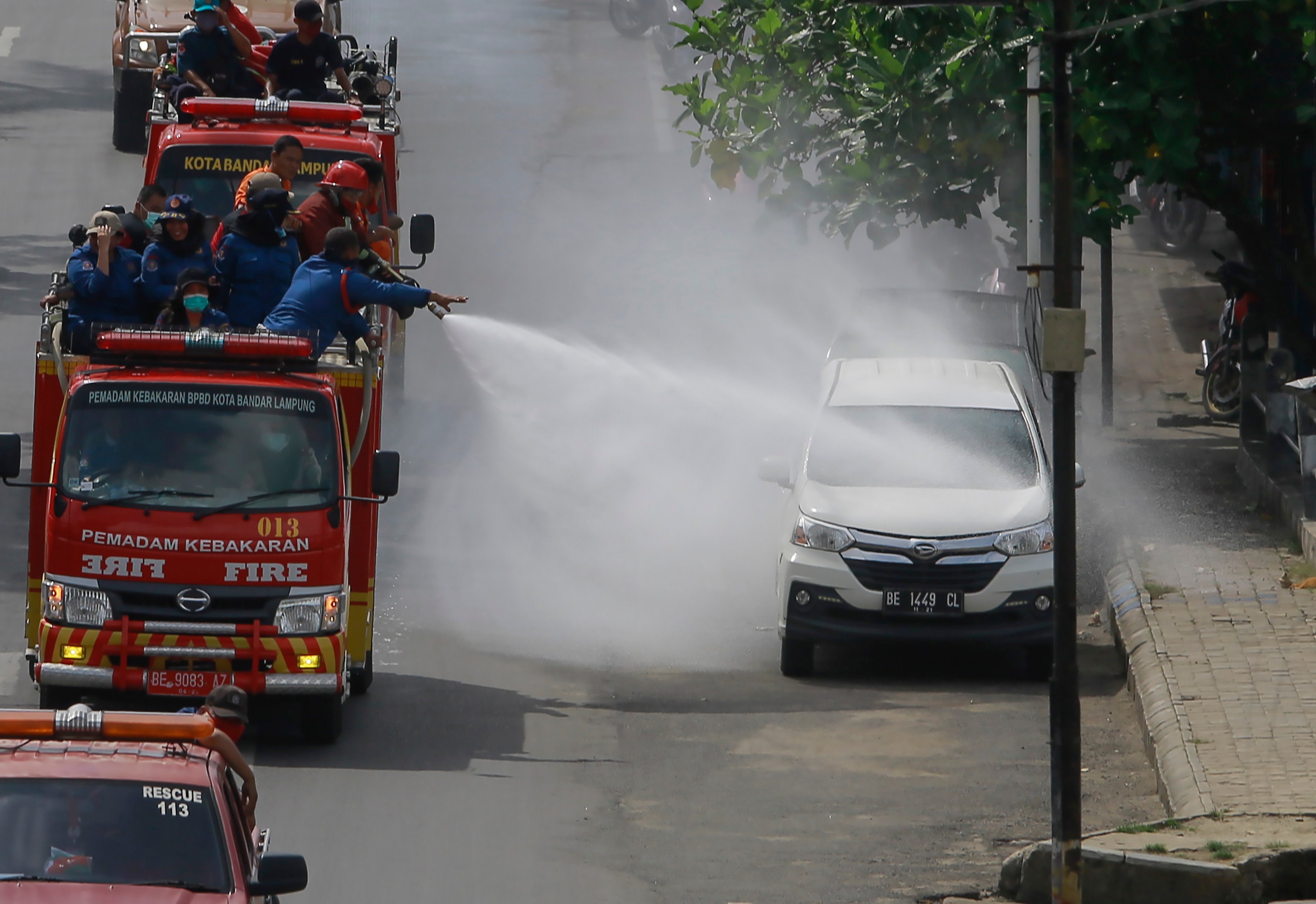 Petugas menyemprotkan disinfektan di Bandar Lampung.