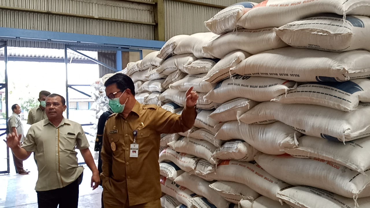 Wakil Bupati Temanggung Heri Ibnu Wibowo  (baju coklat) mengunjungi gudang bulog untuk memantau ketersediaan pangan.