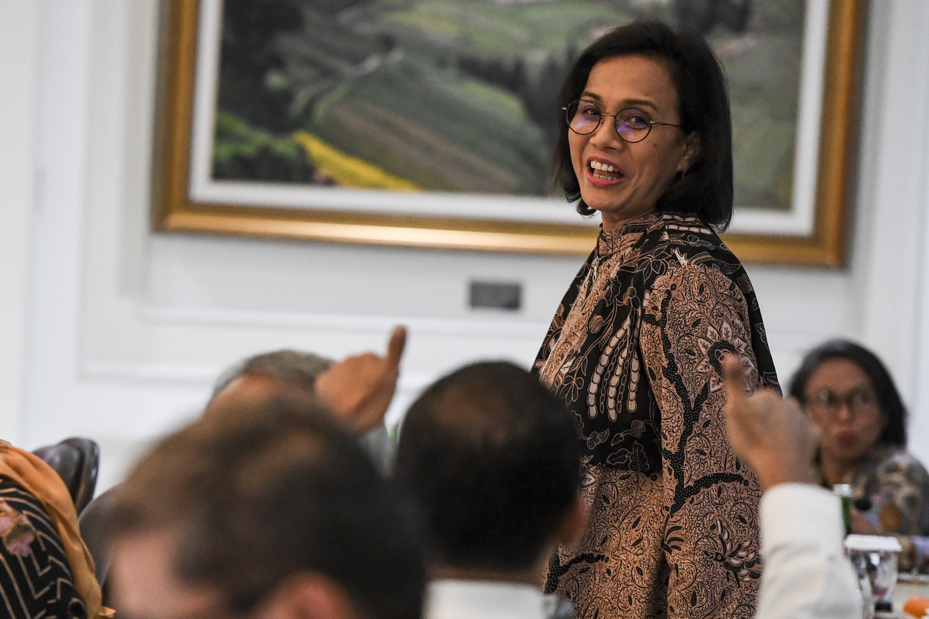 Menteri Keuangan Sri Mulyani bersiap mengikuti rapat terbatas di Istana Kepresidenan beberapa waktu lalu.