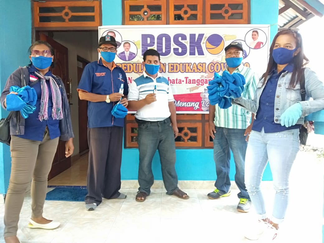 Bersama melawan Covid-19 NasDem Lembata membagikan masker dan hand sanitizer untuk warga.