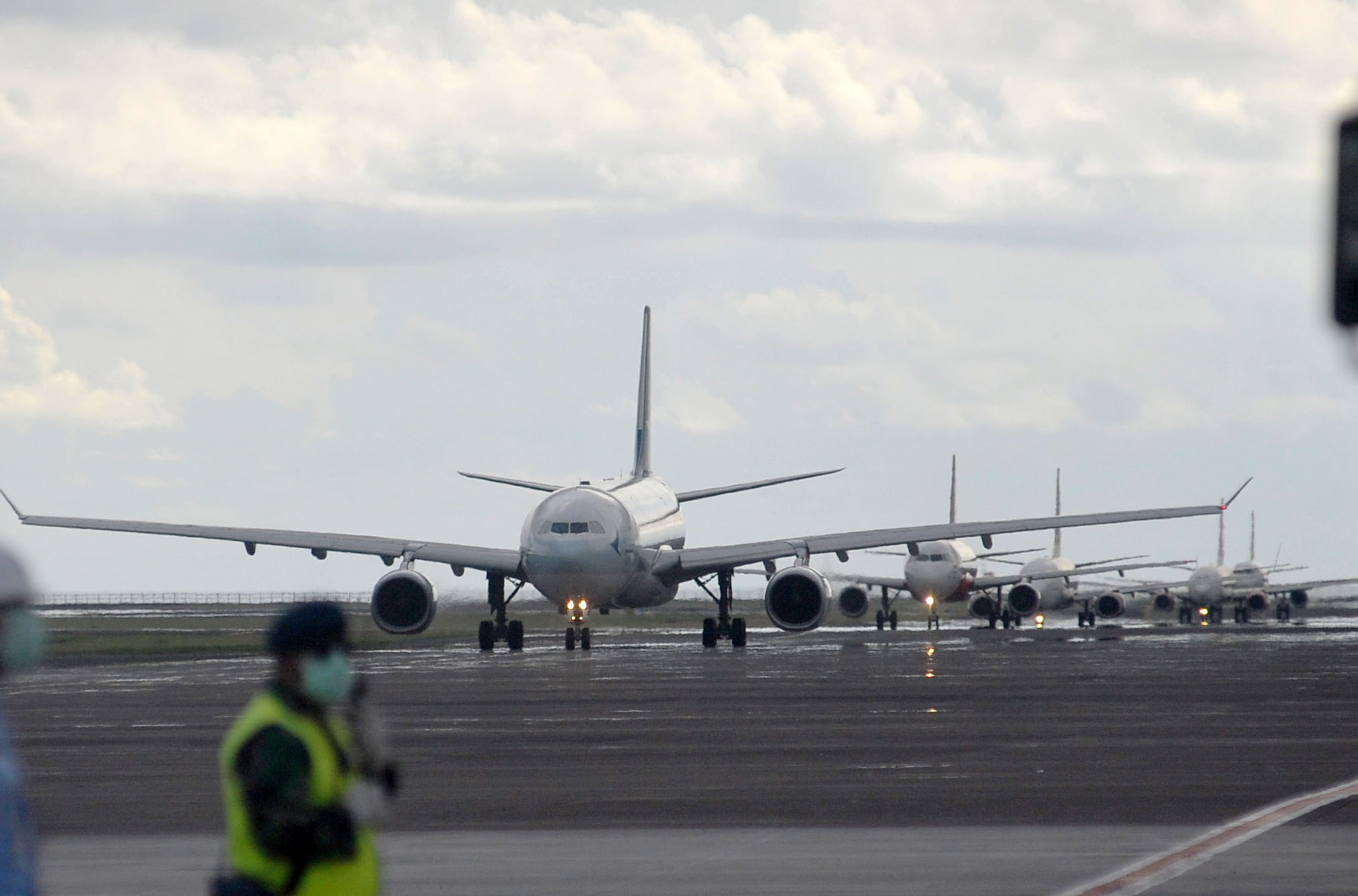 Pesawat mendarat di Bandara I Gusti Ngurah Rai, Bali.