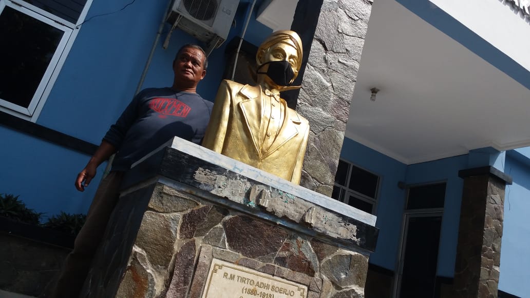 Patung RM Tirto Adhi Soerjo di depan Kantor PWI Cianjur dipasangi masker sebagai pengingat agar wartawan mengedepankan kesehatan.