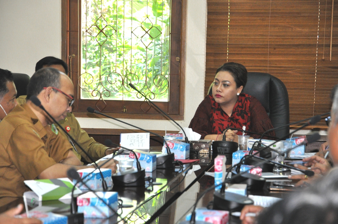 Bupati Tabanan, Ni Putu Eka Wiryastuti saat memimpin rapat koordinasi dengan OPD terkait penanggulangan Covid-19, Senin (16/3).