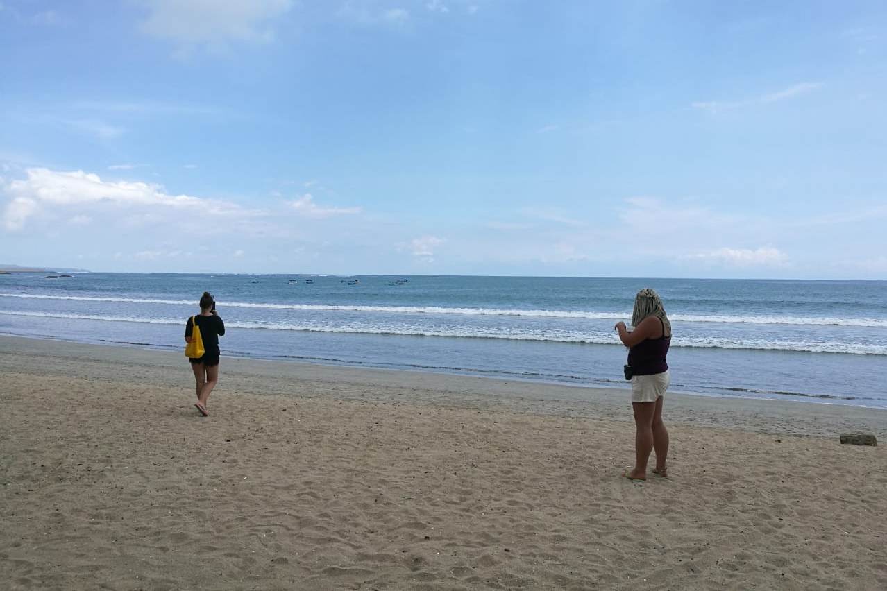 Wisatawan yang nekat memasuki kawasan Pantai Kuta, Bali. 