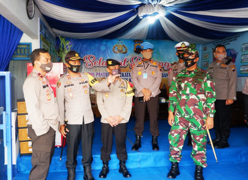 Wakapolda Jateng Brigjen Ahmad Luthfi (kiri) saat tinjau pos pantau di perbatasan Klaten- DI Yogyakarta, Rabu (29/4/2020)