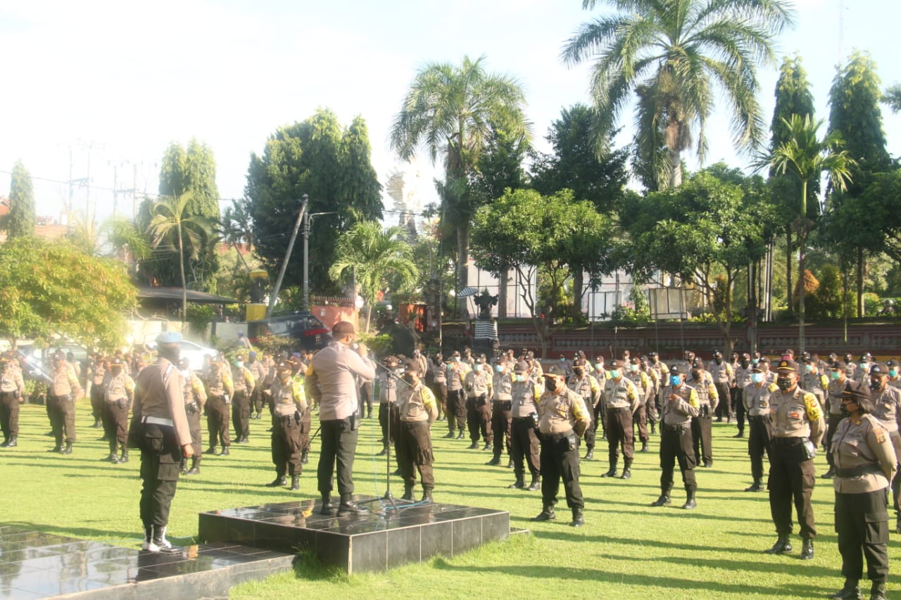  Kapolres Tabanan AKBP Mariochristy P.S. Siregar saat upacara apel Akbar seluruh anggota di halaman Mapolres Tabanan, Selasa (14/4).