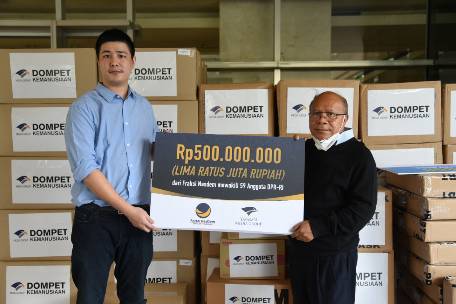 Masyarakat sipil memberikan donasi untuk penanganan covid-19 di Indonesia