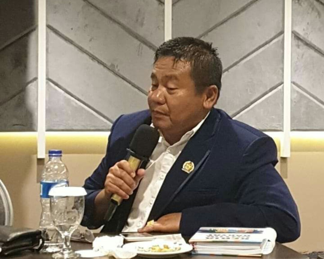 Anggota DPRD Partai NasDem, Demanto Silalahi berinisiatif membagikan sembako untuk warga miskin di Sorong terdampak Covid-19.