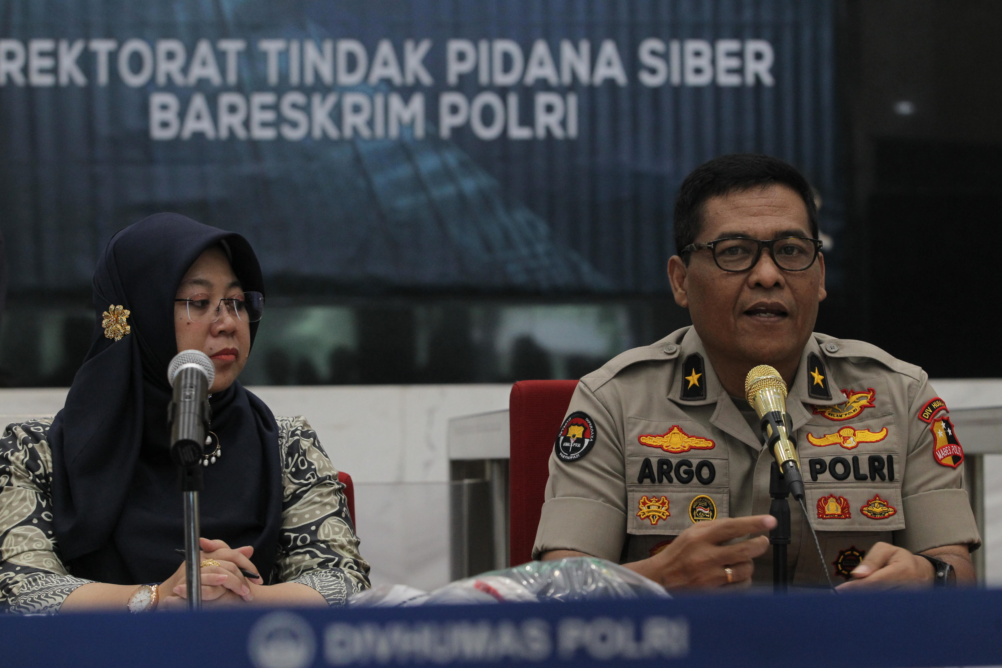 Kepala Biro Penerangan Masyarakat Divisi Humas Polri Brigjen Argo Yuwono (tengah) di Gedung Bareskrim Mabes Polri, Jumat (21/2/2020).