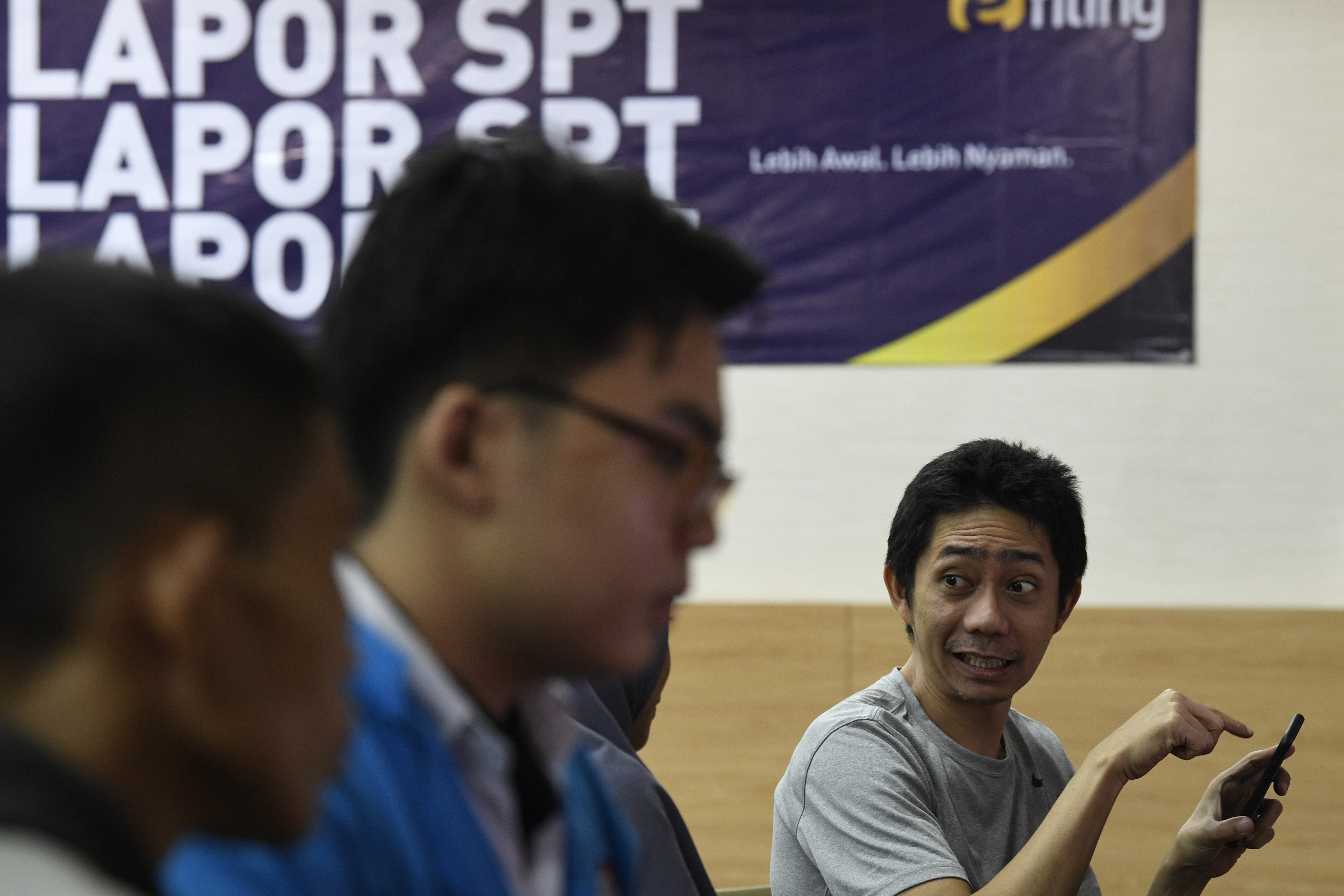 Wajib pajak melaporkan Surat Pemberitahuan (SPT) Tahunan Pajak 2019 di Kantor KPP Pratama Pondok Aren, Tangerang Selatan.