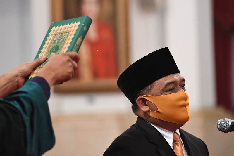 Kepala BP2MI Benny Rhamdani mengucap sumpah saat dilantik di Istana Negara, Jakarta, Rabu (15/4).