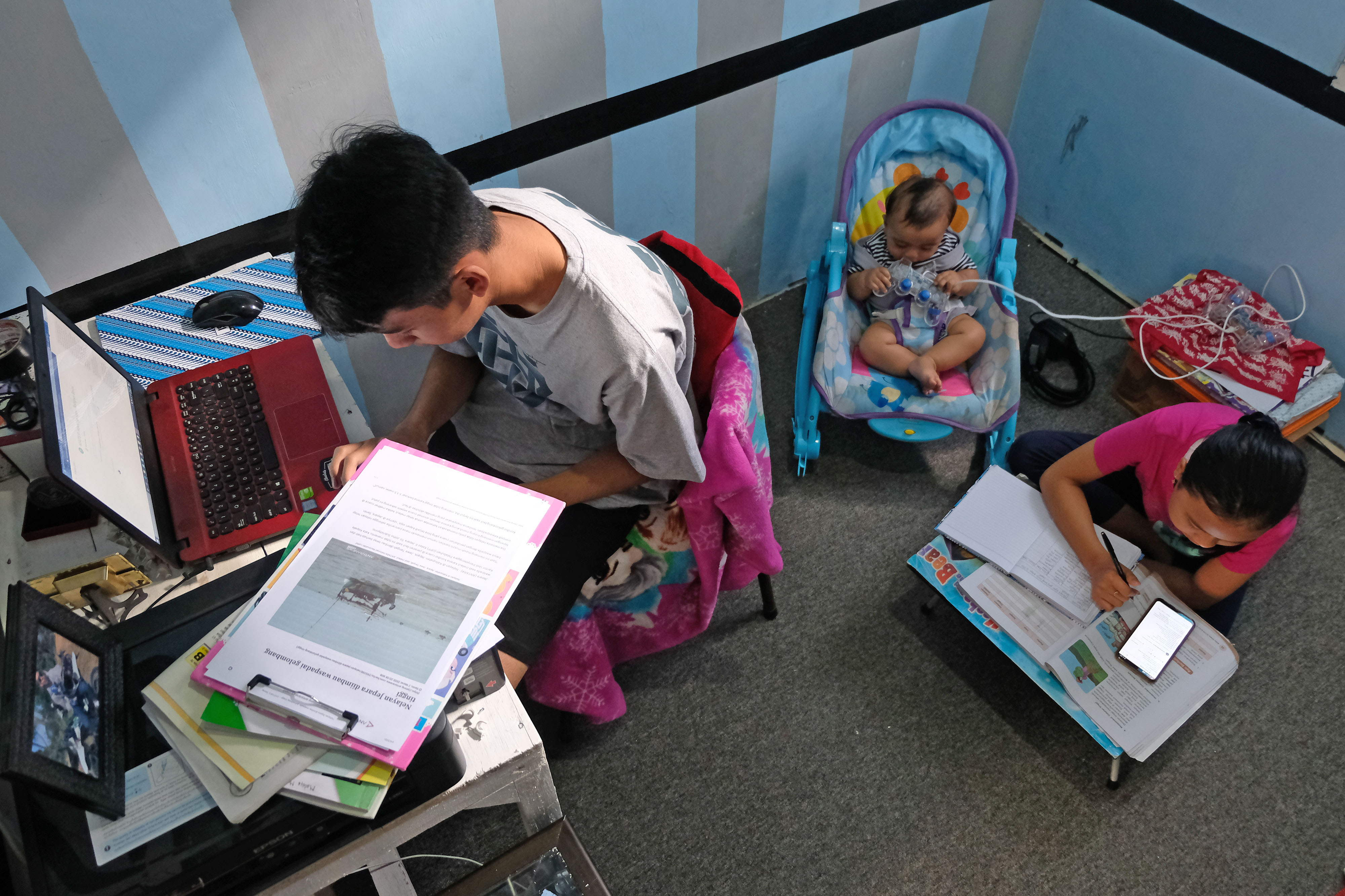 Pandemi covid-19 mengharuskan anak-anak belajar di rumah. KPPA memberikan tips agar anak tidak stres melaluinya.