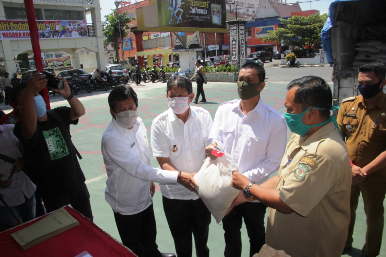 Pemkot Pematangsiantar membagikan 3.208 paket sembako untuk warga di 12 kelurahan di Kota Pematangsiantar, Selasa (21/4/2020).