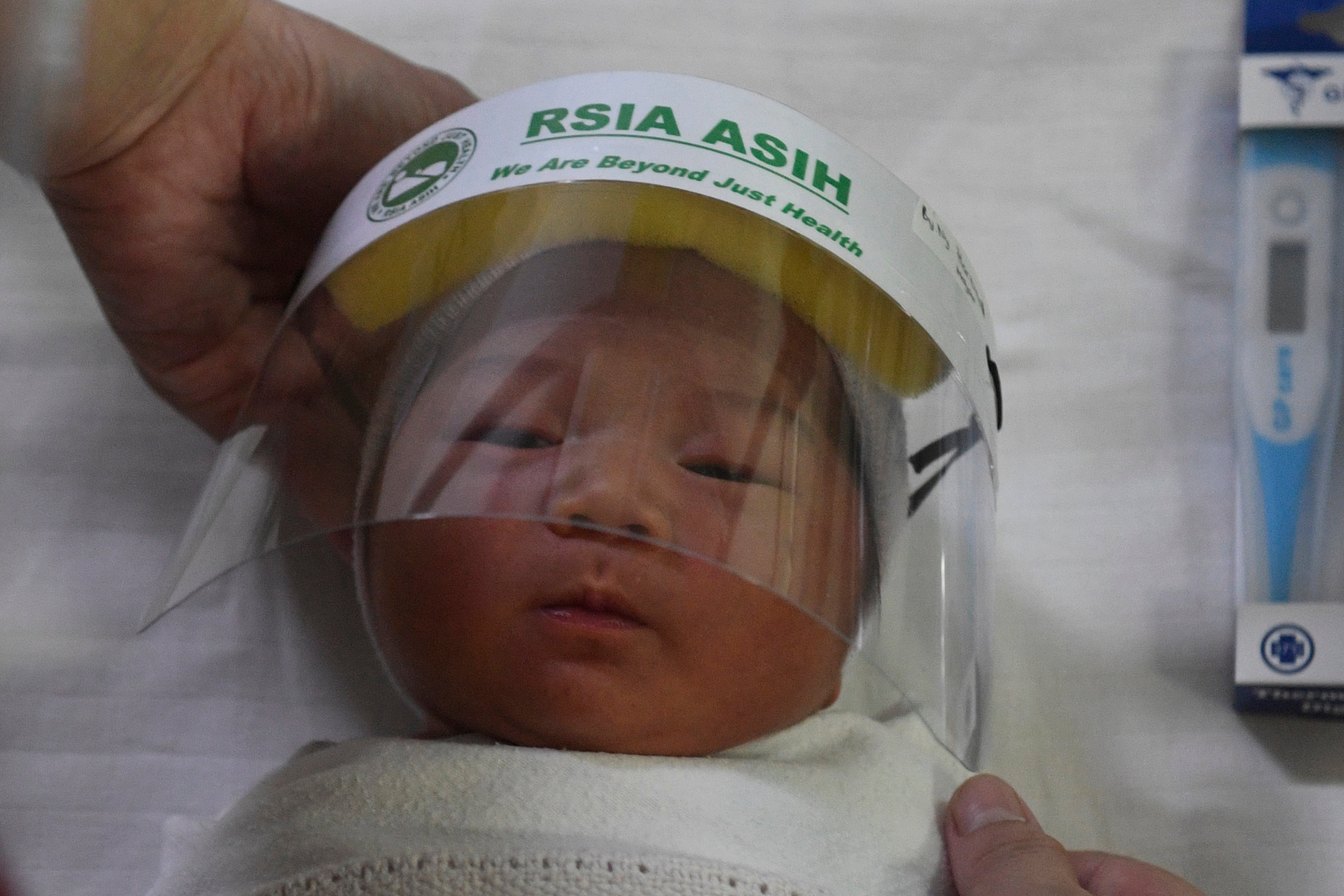 Bayi yang baru lahir wajib memakai pelindung muka selama pandemik covid-19. Balita wajib mendapatkan imunisasi dasar.