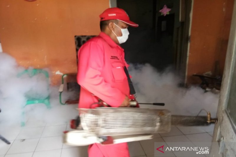 Petugas Kesehatan sedang melakukan penyemprotan sarang nyamuk.