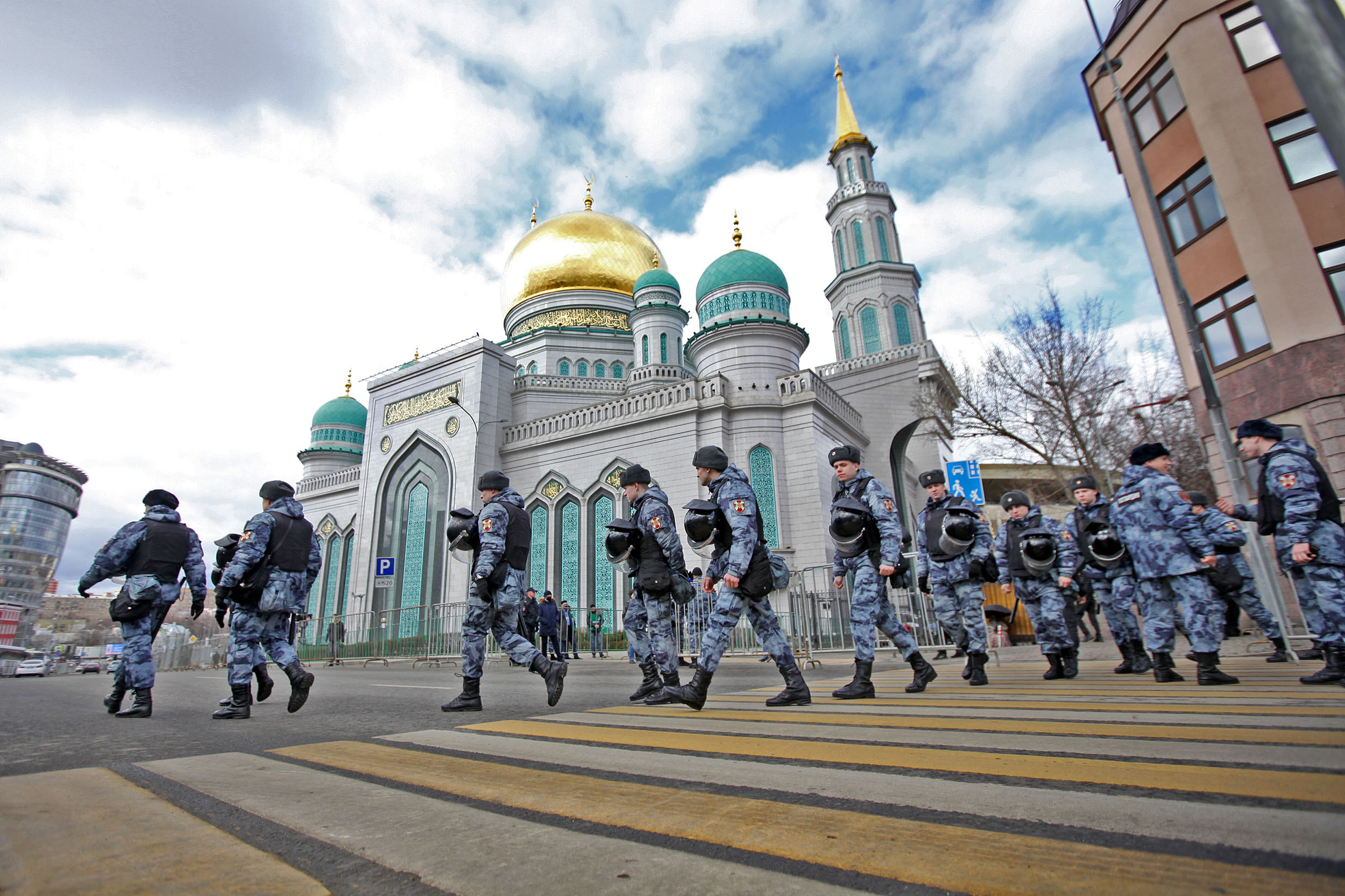 Polisi berjalan di depan Masjid Agung Moskow, Rusia, Jumat (20/3)