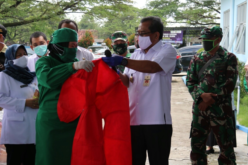 Bupati Blora Djoko Nugroho memberikan bantuan alat pelindung diri berupa baju hazmat untuk tenaga medis puskesmas, Rabu (29/4/2020).
