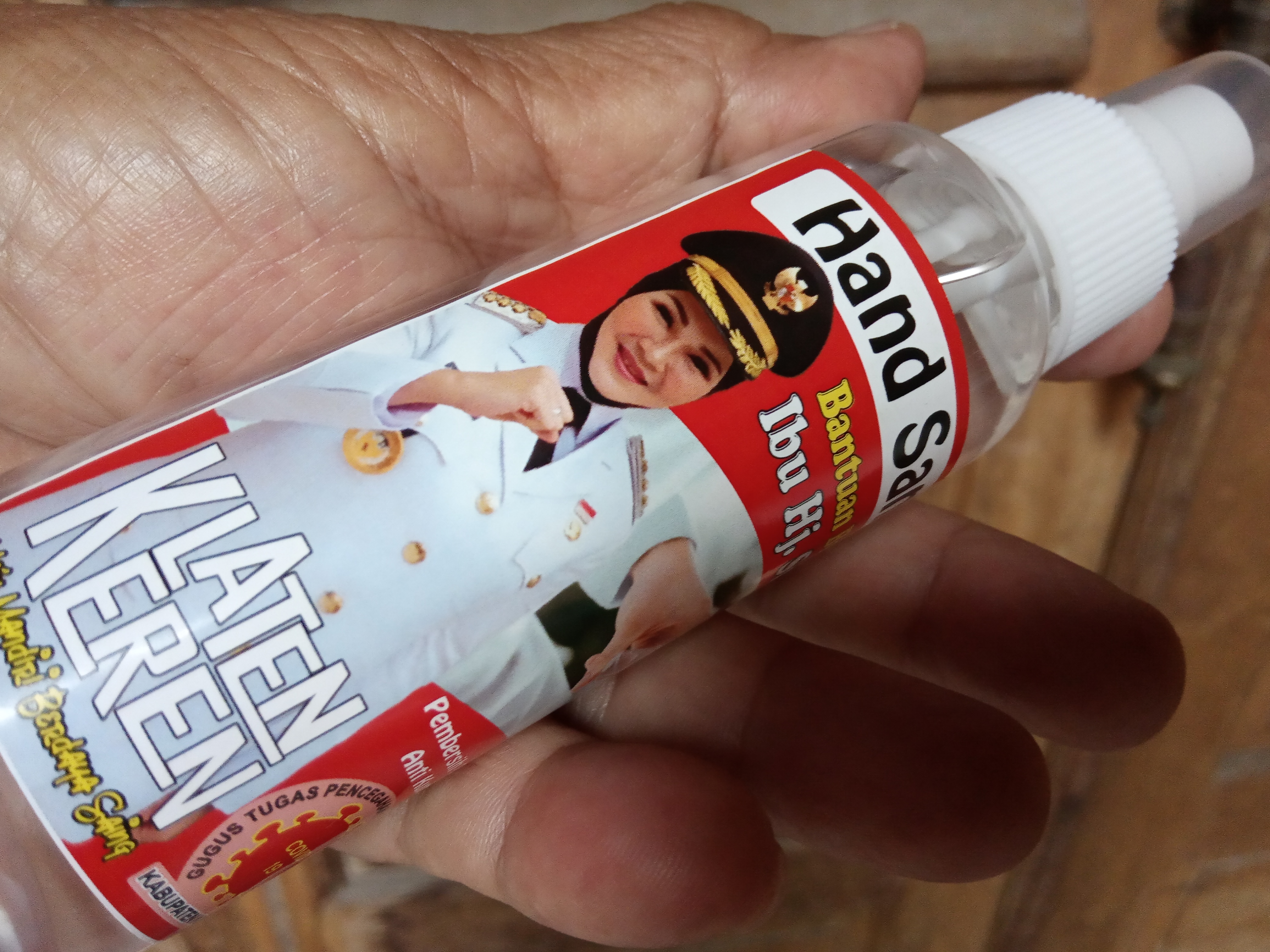 Foto Bupati Klaten yang ditempel di botol hand sanitizer bantuan Kemensos.
