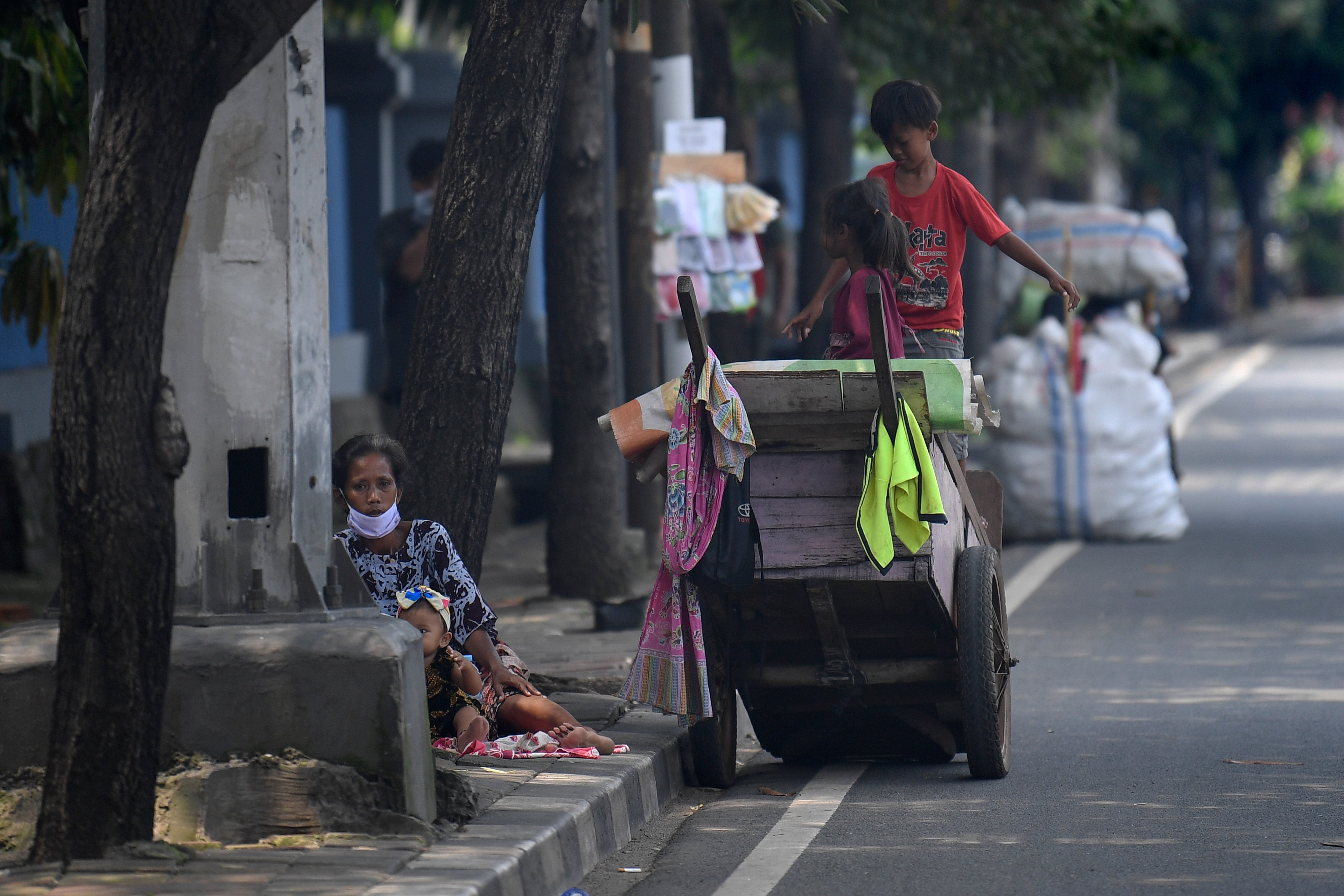 Dua orang anak bermain di atas gerobak di kawasan Karet, Jakarta, Sabtu (18/4). 