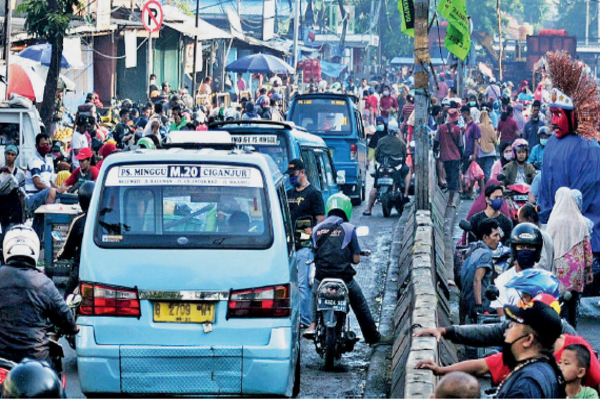 Warga yang melakukan aktivitas jual beli memadati Jalan Terminal Baru, Pasar Minggu, Jakarta, pukul 07.30 WIB kemarin